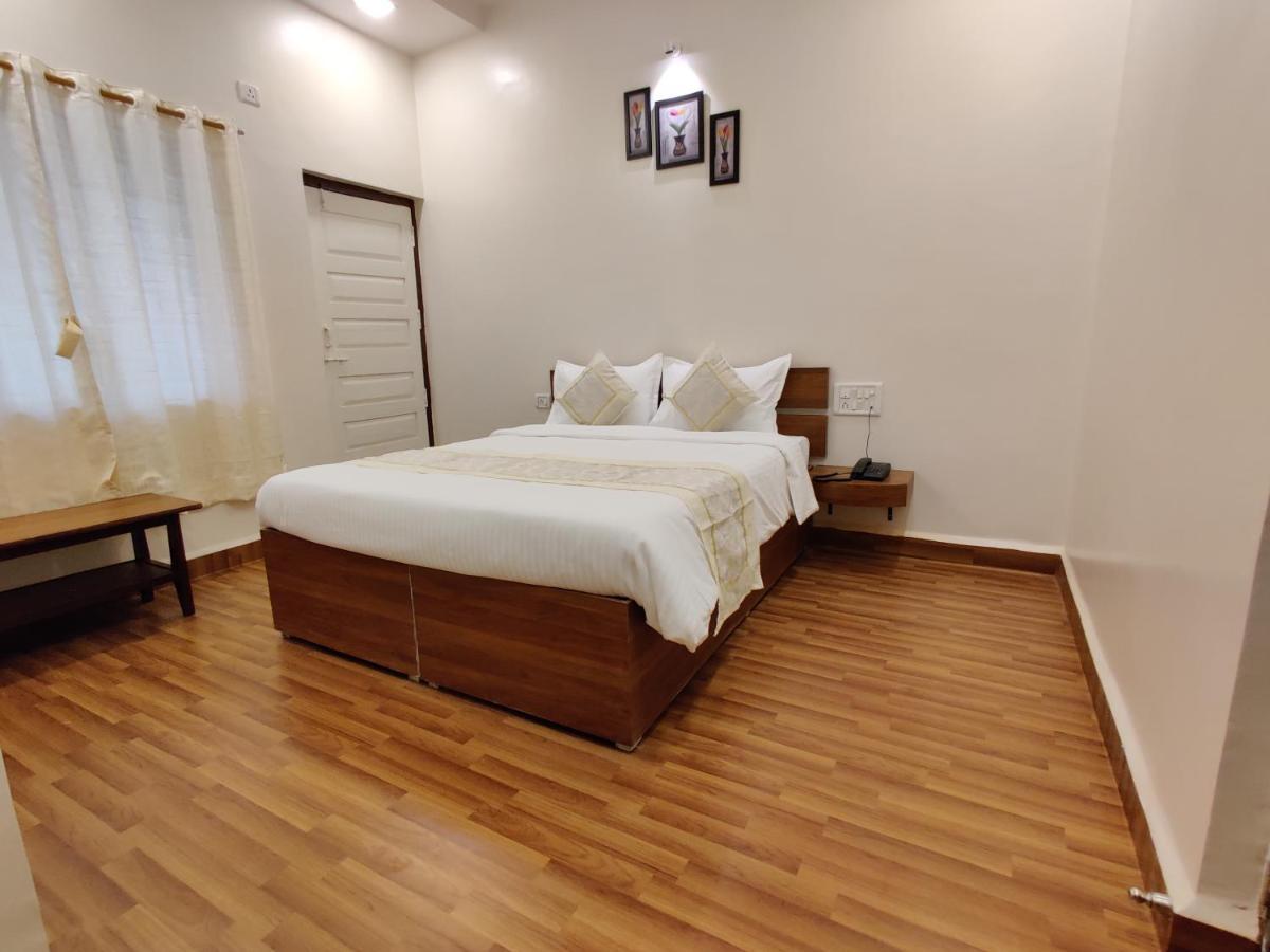 Hotel Surya Grande Kudal  ภายนอก รูปภาพ